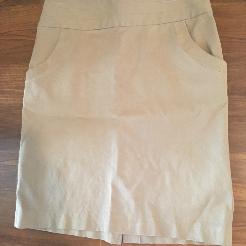 Cute Banana Republic khaki stretch pencil skirt- size 4
